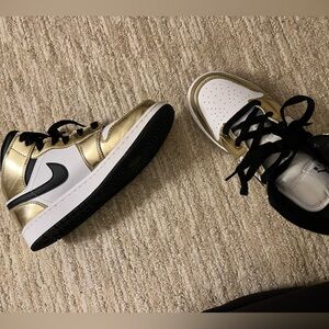 Jordan 1 Mid SE Metallic Gold- Black/White
7Y fits women’s 8-8.5